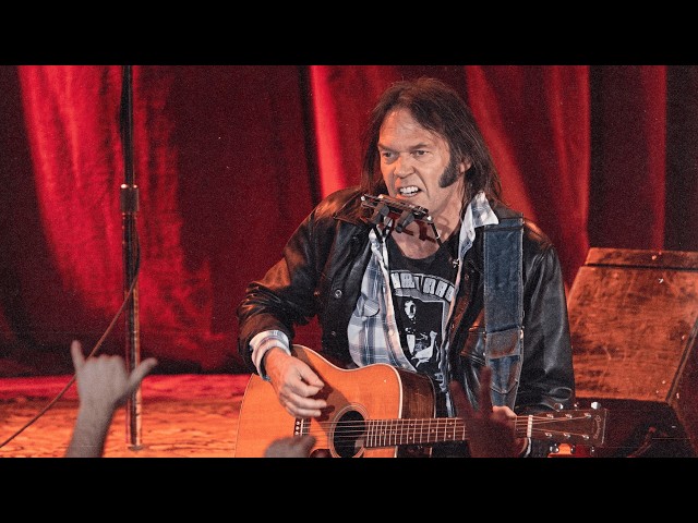 Before It Became a Classic, Neil Young Sang “Rockin’ in the Free World” Like This | 1989