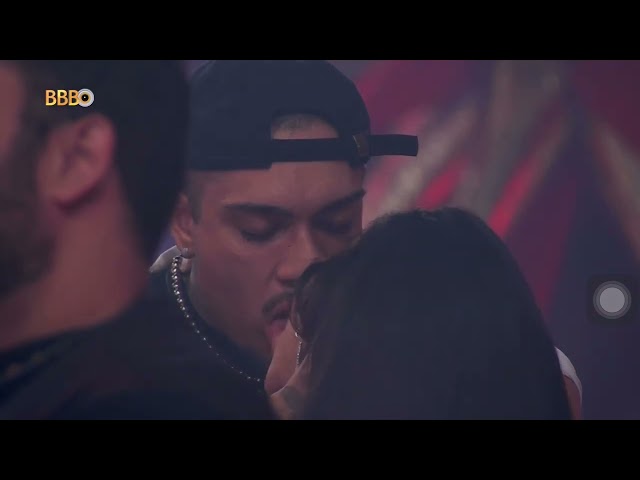 Beijo Giovanna e Bin festa da lider Nanda part 7