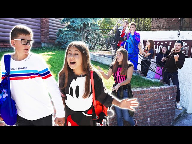 ¡Eva y Sava se escaparon de la escuela! ¡La pareja enamorada se ha vuelto completamente insolente!