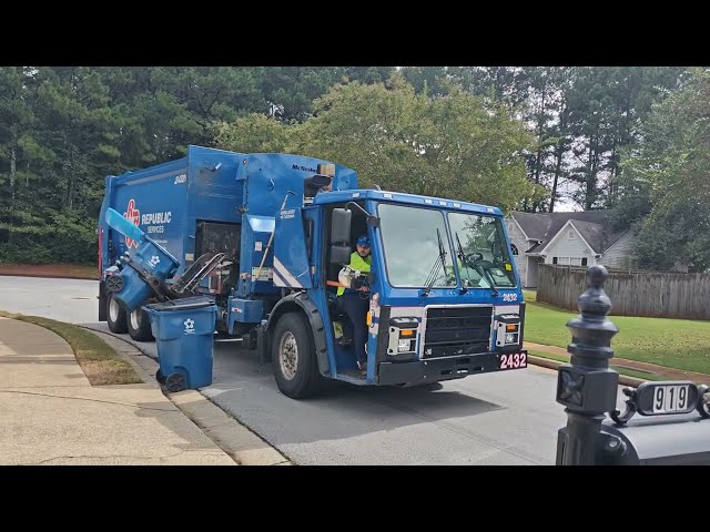 Republic Services: Ultra Fast Lid-Whipping McNeilus M/a on Recycle ♻️