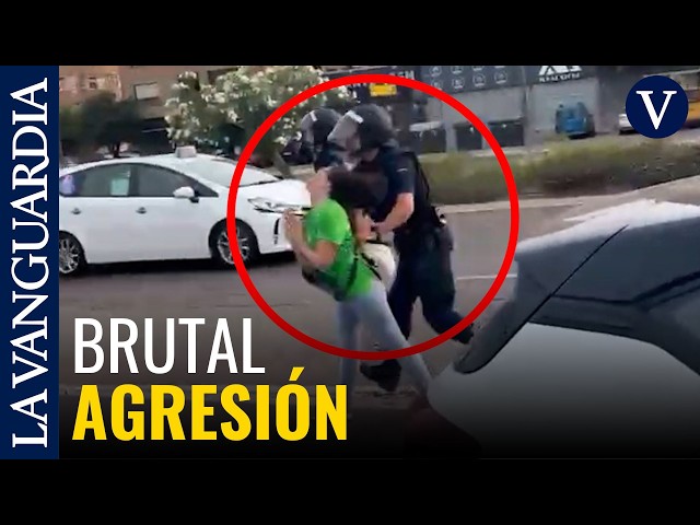 Un policía empuja violentamente a una docente durante la huelga de Educación en València