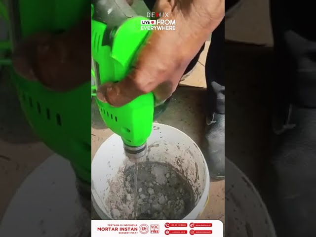 Pengaplikasian Demix D2 Tile Grout Acid Resistant pada lantai & dinding kolam renang