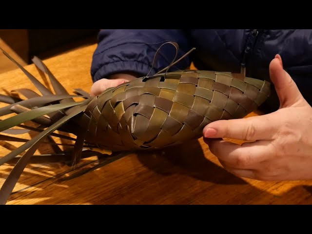 How to weave a two-corner flax kete out of harakeke flax