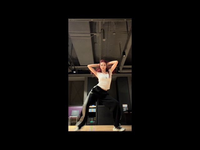 CHIQUITA’s solo dance practice 🐈‍⬛