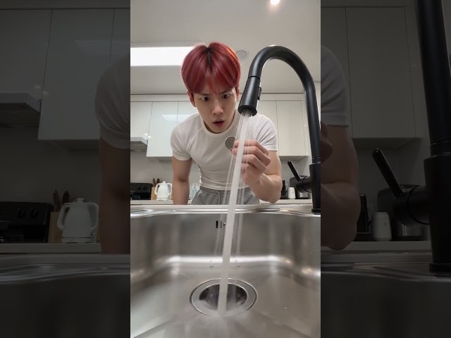 Tom Holland reacciona a videos virales #tomholland #divertido #intentanoreirse #reaccion