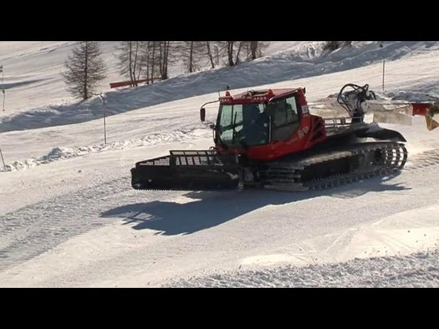Des cours d'initiation à la dameuse
