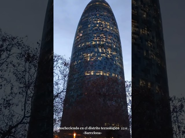 Barcelona de Noche: El Distrito 22@ entre Luces, Arquitectura y Futuro | Urban Night Vibes.