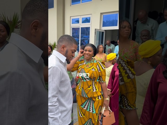 La esposa de John Dumelo se reúne con la familia del presidente Mahama tras un servicio religioso...
