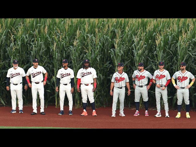 OUT OF THE CORNFIELD! MLB legends and current players introduced at MLB at Field of Dreams Game! 👏🌽