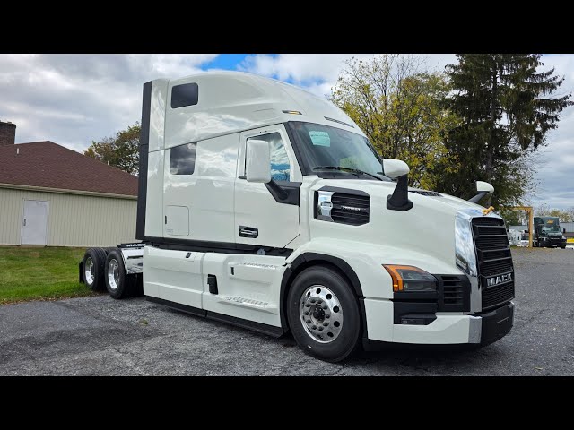 A look inside the new Mack PIONEER Elite #luxury #diesel #truck #technology #trucking 