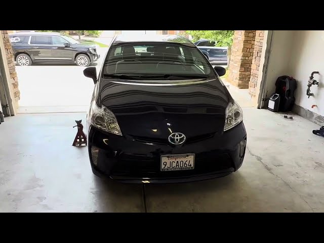 Complete oil change on a 2012 Toyota Prius with AMSOIL & Liquimoly Ceratec