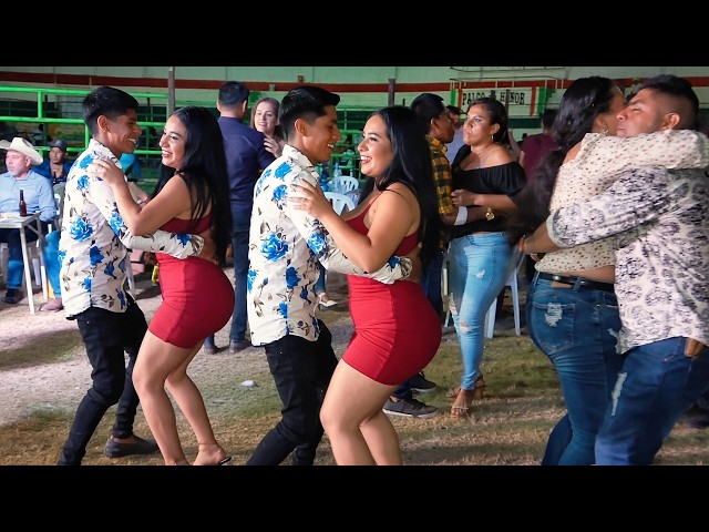 Bring me another ice-cold one!! - Watch this girl knocking back BEERS at the dance | Ajuchitlan d...