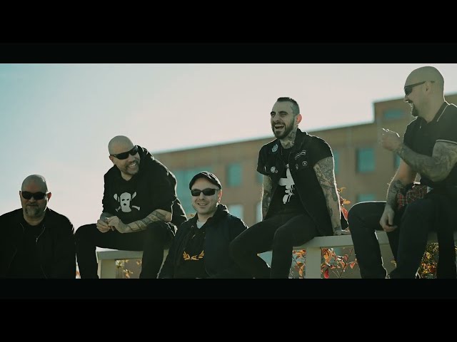 Kaos Urbano - Busca algo barato (Videoclip Oficial)