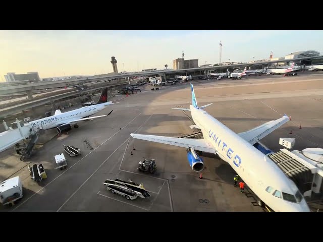 Dallas Fort Worth Airport: SkyLink Train between gates D(20) and C - Plane spotting