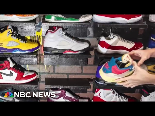 12 indicted in $2 million Nike shoe thefts
