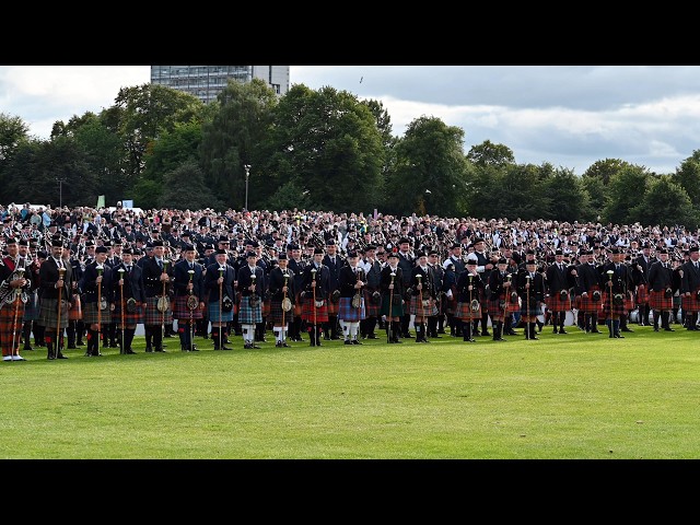 'Highland laddie', Thousands of Pipers salute The Chieftain | The World Pipe Band Champions 2026