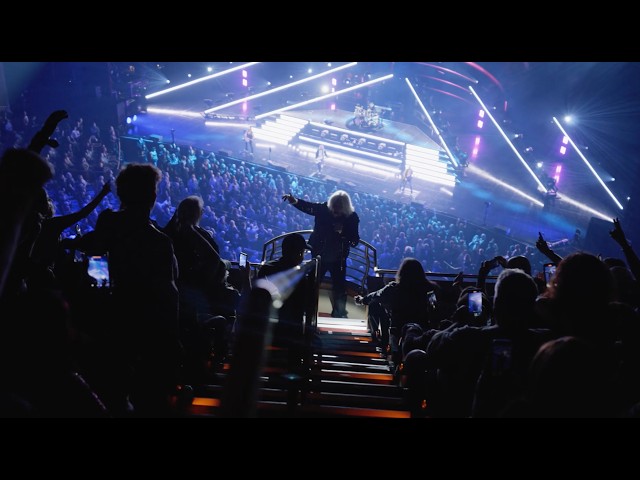 Joe Elliott surprises fans during Def Leppard's Las Vegas Residency.