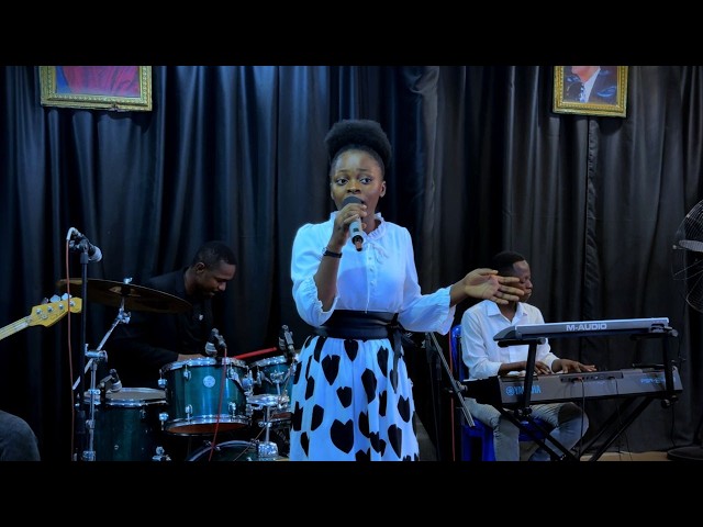 Chant : Sœur Ruth Beya  interprète (Prisonnier de son amour) de la Soeur Déborah Situ