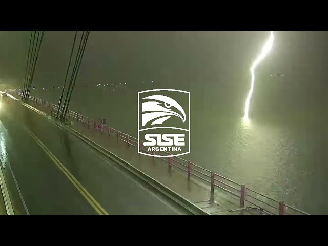 Impactante Rayo cayó anoche en el Puente Chaco-Corrientes 🌩⚡
