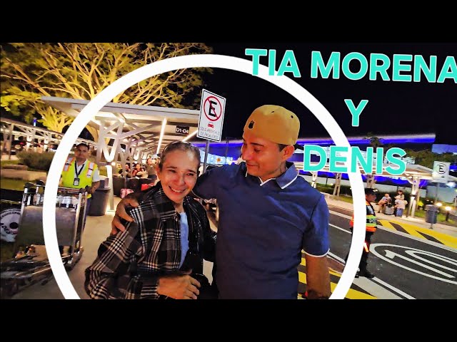 ASI RECIBE DENIS A TIA MORENA CON UN GRAN ABRAZO