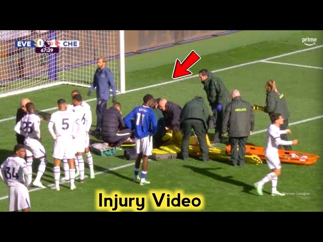 Emiliano Martínez INJURED After HORROR Collision With Jarrad Branthwaite | Everton vs Chelsea