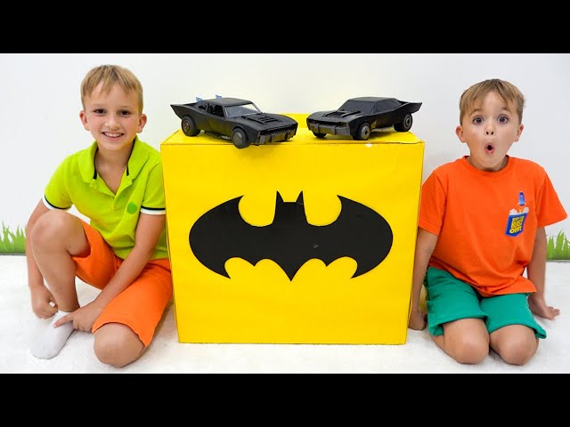 Vlad y Niki se divierten con los coches de juguete de Batman