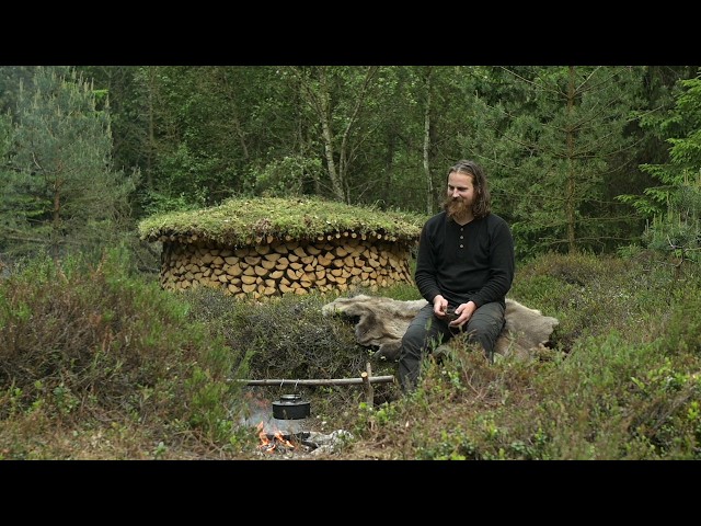 Making round firewood stack - holz hausen