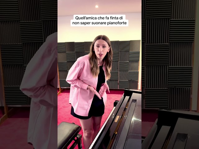 Quell’amica che fa finta di non saper suonare il pianoforte