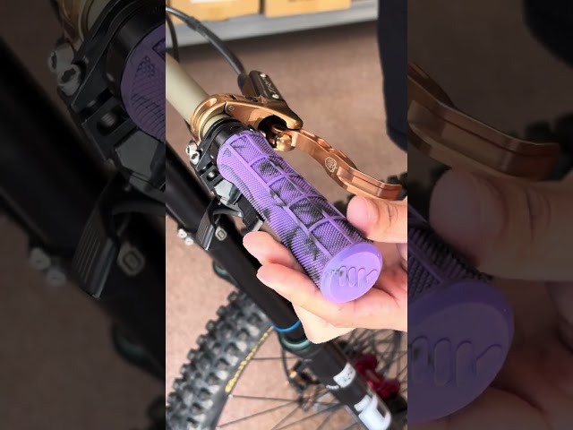 💥Which color match with your style? 🤟🤯 Installing AMS Grips on Santa Cruz v10 DH Bike💥 #mtb #grips