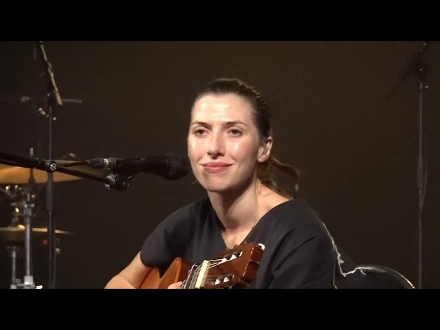 Aldous Harding - Fixture Picture (Live) Paris, Le Trianon - 28/03/2023