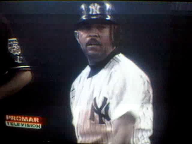 Luis Sojo de los Yankees, deja en el terreno a los Bravos de Atlanta en juego interligas de la MLB.