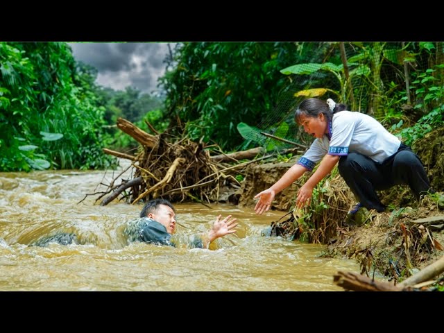 A Dangerous Flood Hits — Homeless Girl Panics as Police Officer Is in Trouble