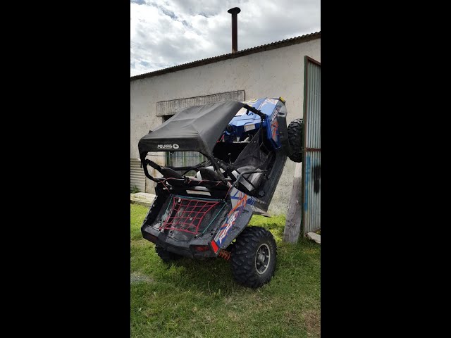 UTV escalando pared (video 360, esférico)