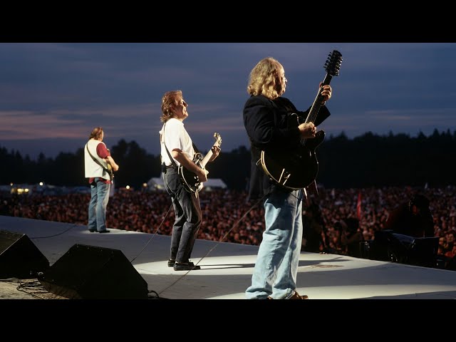 Carry On Love Is Coming - Crosby Stills & Nash (Carry On Live)