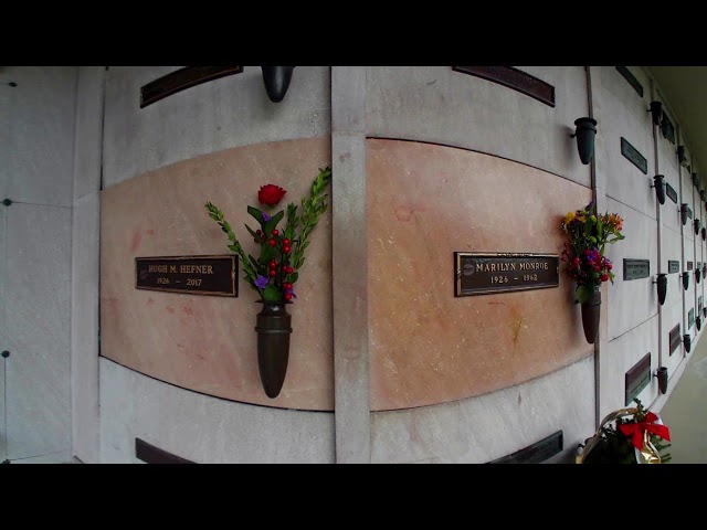 Marilyn Monroe & Hugh Hefner virtual reality - GraveTour.com - Take a famous grave tour!