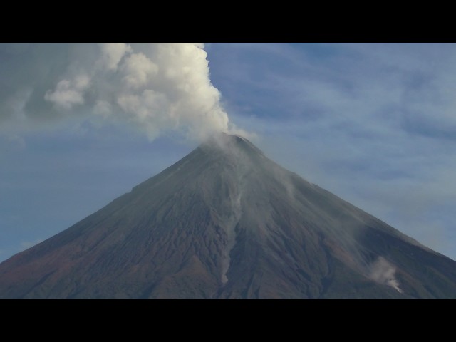 LIVE: [V1cam] Mayon Volcano, PH (South‑Southwest view)