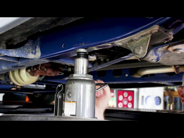 Removing Leaf Springs - One Minute Monday by EATON Detroit Spring