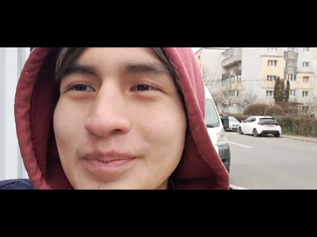 Nieve, lago de hielo, gatita y muñeco de nieve