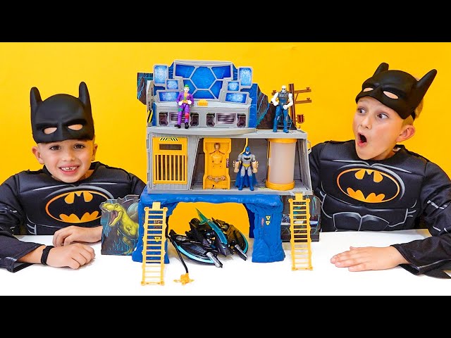 Vlad y Niki fingen ser Batman y juegan con juguetes de Batman