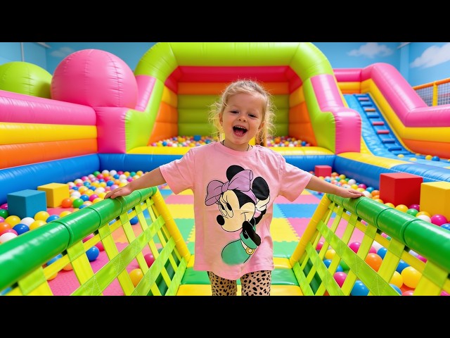 Anna María Plays CAT & MOUSE at the Indoor Playground! 🦖 Can the Mouse WIN?