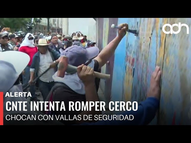 🚨Breaking News! CNTE attempts to tear down fences in the Zócalo: marches and destruction
