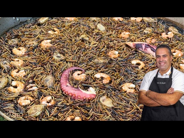 Fideua negra de pulpo y langostinos