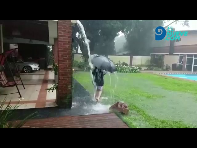 Durante una intensa tormenta, un rayo cae en el patio donde juega un niño, en Misiones