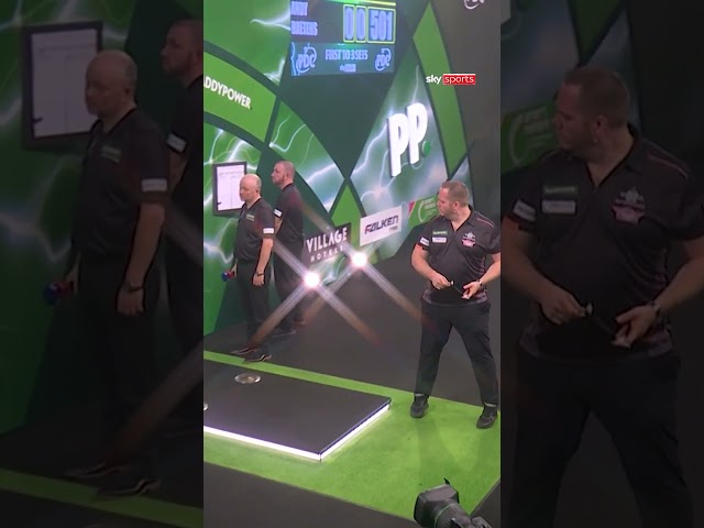 Not even Dirk van Duijvenbode can avoid the Ally Pally wasp 🐝