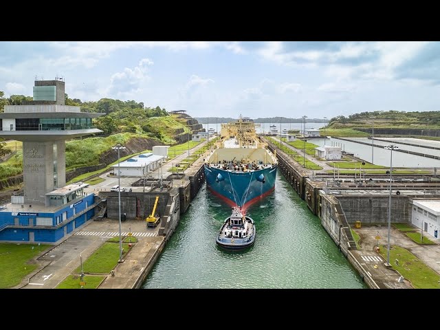 How The PANAMA CANAL works when SHIPS PASS THROUGH - Documentary 🚢