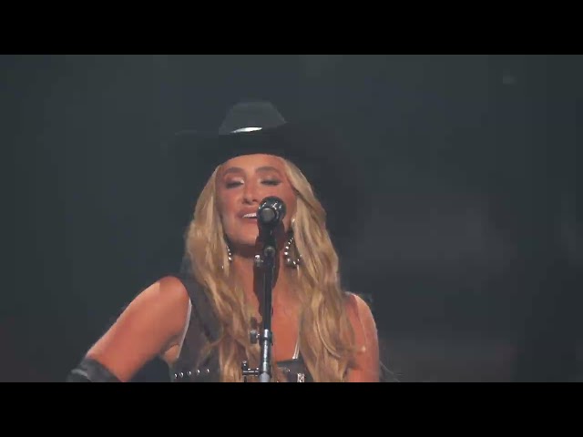 @LaineyWilson - "No puedo quedarme quieta" [61.ª edición de los Academy of Country Music Awards]
