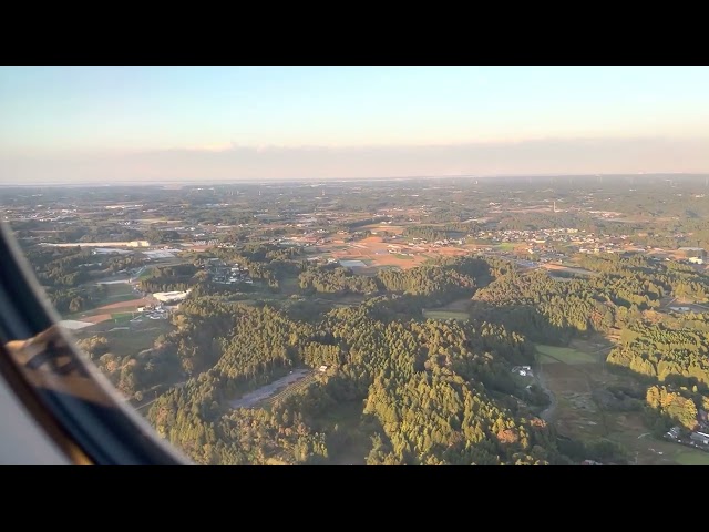 飛機準備降落日本成田機場的八分多鐘