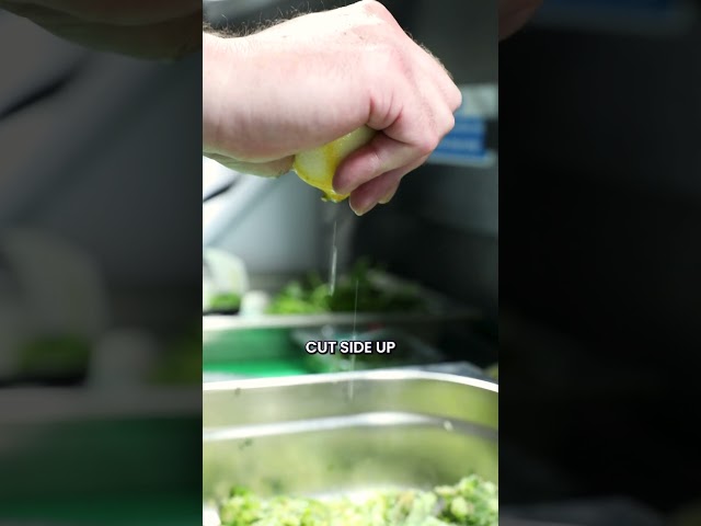 Pip-free and easy 🍋 #lemonjuice #kitchenhacksthatwork #tipsandtricks #easyhacks #contractcatering