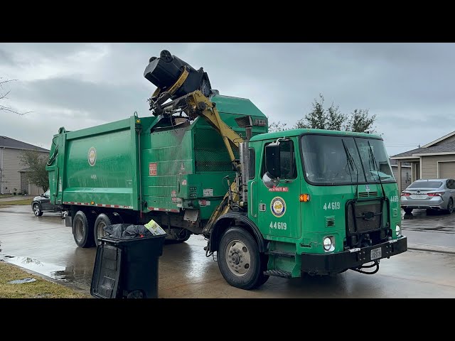 City of Houston Garbage Truck Compilation: Rainy Sunday Trash Collection! 