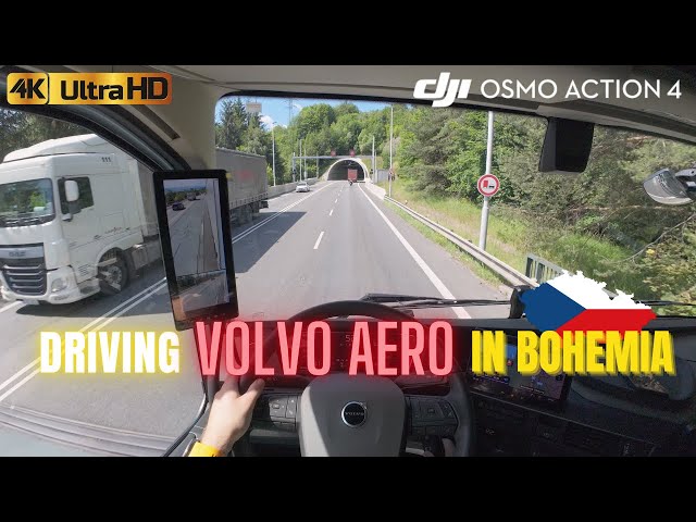 Conducción del nuevo VOLVO AERO por una transitada carretera I/35 en Bohemia